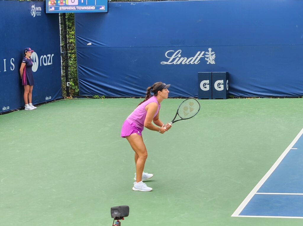 Jessica Pegula returning with the Yonex Ezone racquet